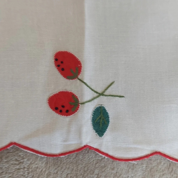 Vintage Placemats  Cream Red Appliques and Embroidered Scalloped Edges - Picture 6 of 11